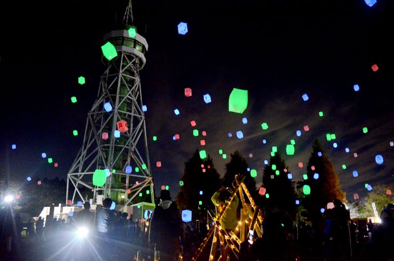 「さんぶの森公園」で夜空に浮かぶスカイランタン＝山武市
