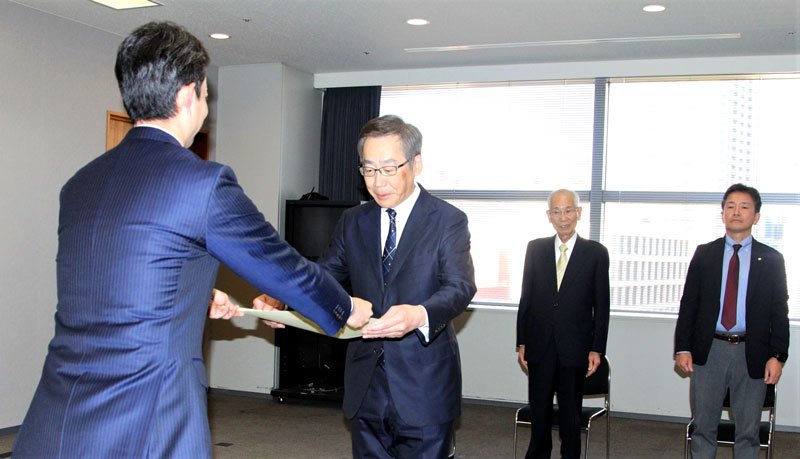 熊谷知事（左）から表彰状を受け取る松本測量の松本社長＝１０日、千葉県庁

