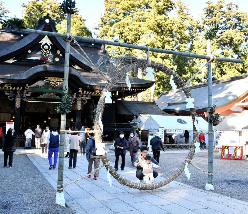 「茅の輪」くぐって厄払い　穏やかな新年期待し　香取神宮　【師走スケッチ２０２４】