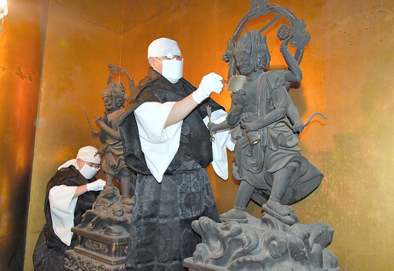 成田山新勝寺　新年備えすす払い　１年の汚れ清める