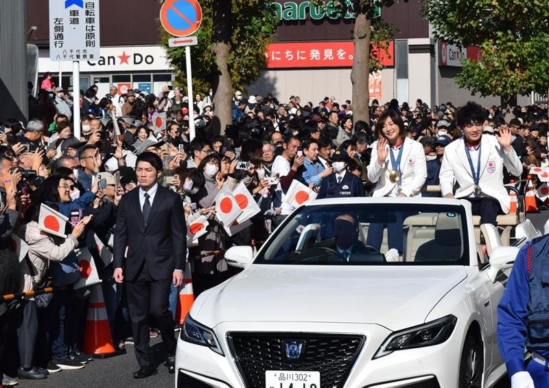 いずれも八千代市出身のパリ五輪金メダリスト、角田選手と同銀メダリスト、安楽選手が地元でパレード。沿道に約１万人が詰めかけ、２人をお祝いした＝１１月９日、八千代市
