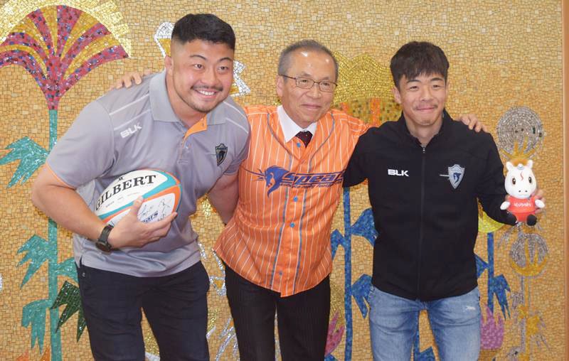 ２年ぶりのリーグ優勝を松戸市長（中央）に誓う加藤選手（左）と藤原選手＝船橋市役所