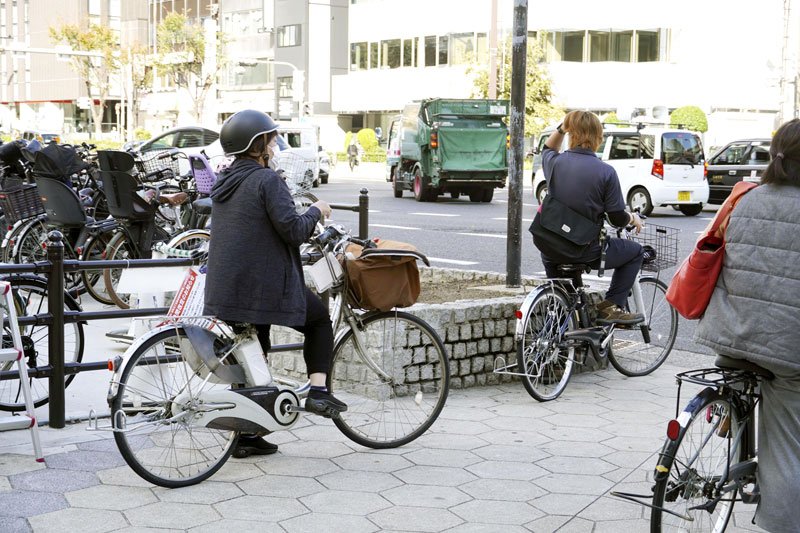 電動アシスト自転車を利用する人たち＝１１月、大阪市天王寺区（共同）