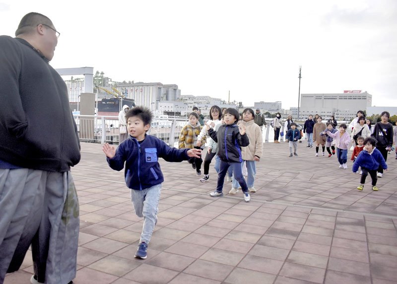 大人数で挑む「だるまさんが転んだ」＝千葉市中央区のさんばしひろば