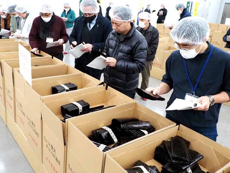 入札を前にノリの出来具合をチェックする業者＝１４日、富津市
