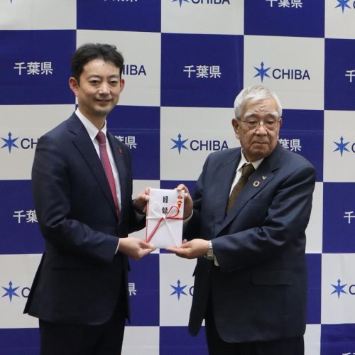 熊谷知事（左）に目録を手渡す松元会長＝１７日、県庁