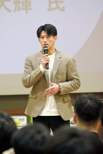 母校で「夢と目標」と題して講演する橋本選手＝１７日、市立船橋高校