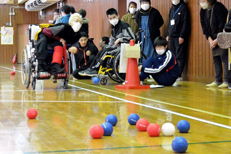 高等部の生徒や地域住民と一緒にゲーム体験する佐藤選手＝１８日、いすみ市