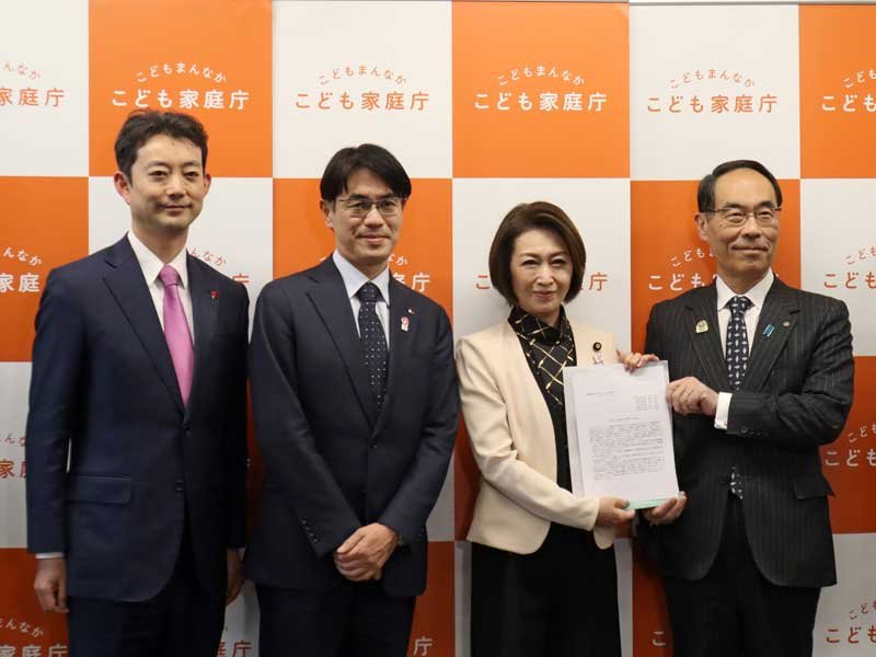 三原じゅん子大臣（右から２番目）に要望書を手渡す熊谷知事（左）ら＝２３日、こども家庭庁