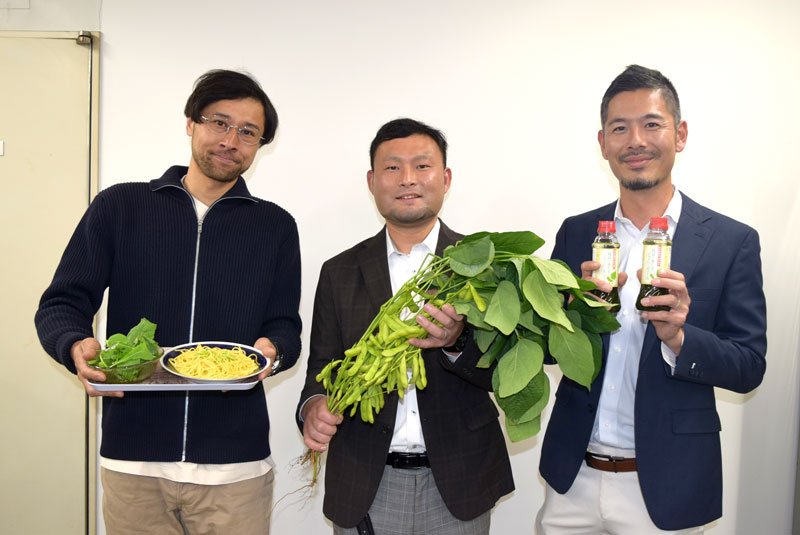 「枝豆と青じそのジェノベーゼソース」を作った若手枝豆農家３人＝船橋市役所