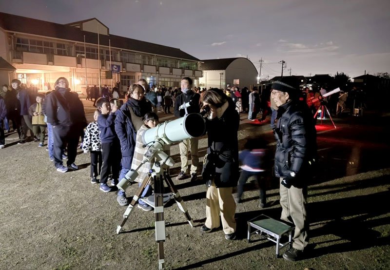 望遠鏡をのぞき込み、天体を観測する児童ら＝香取市立新島小学校
