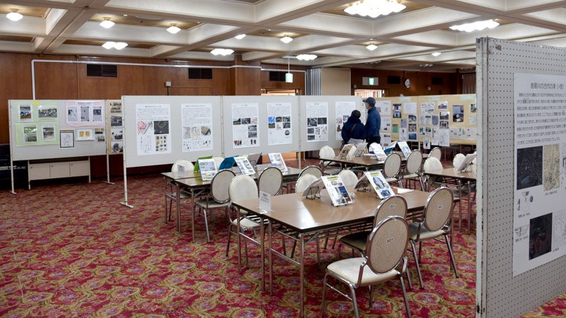 ２６日まで開催中の「鉄道を通して四街道の歴史を学ぶ会」の設立１０周年記念展示会＝四街道市文化センター