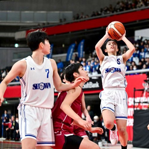 昭和学院―大阪薫英女学院　第４クオーター、シュートを決める昭和学院の前田（右）＝東京体育館