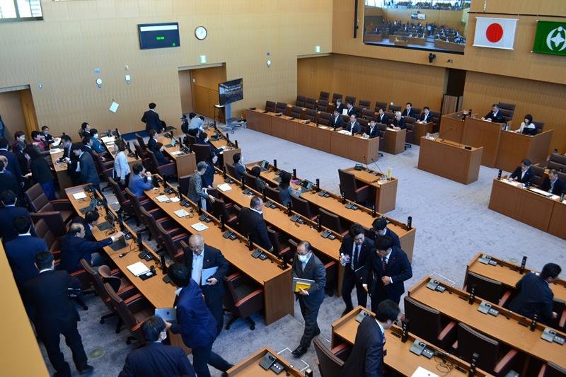 辞職勧告を受けた議員の登壇前に議場を退席する議員ら＝１２月、千葉市役所

