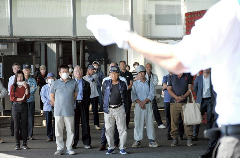 候補者の訴えに耳を傾ける有権者＝１０月１５日、富里市
