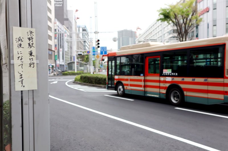 減便を知らせる張り紙と小湊鉄道バス＝４月、ＪＲ千葉駅