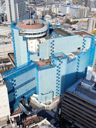 鉄板で囲まれ解体工事が進む旧そごう柏店本館＝１１月、柏市（同市提供）