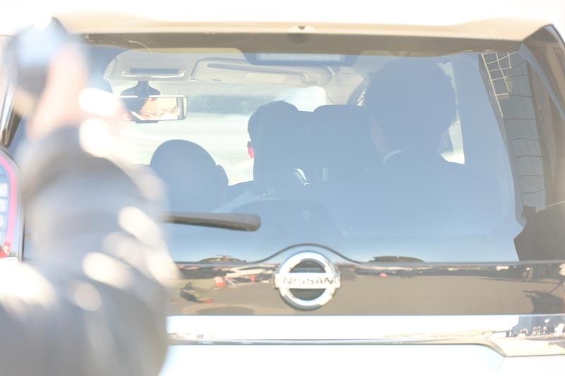 酒巻馨容疑者が乗る警察車両。治療が終わり、柏署に移送された。首を左に傾けているのが容疑者＝２３日午後０時５５分ごろ、千葉県柏市