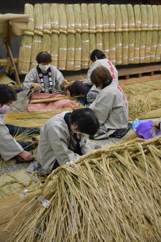 【写真複数あり】成田山新勝寺で大しめ縄作り　初詣客を出迎える準備、わら２５００束編み込む