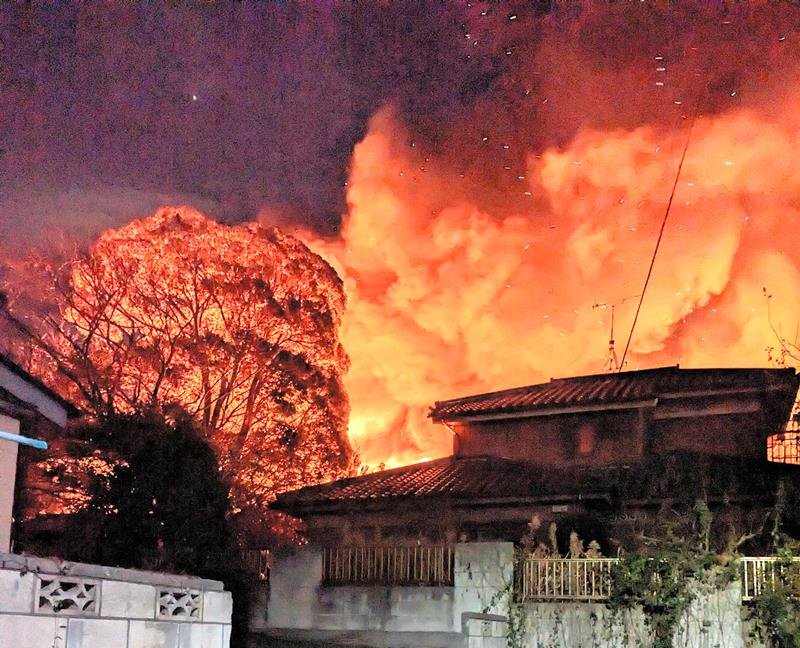 柏市高柳で起きた１８日夜の住宅火災の様子（近隣住民提供）
