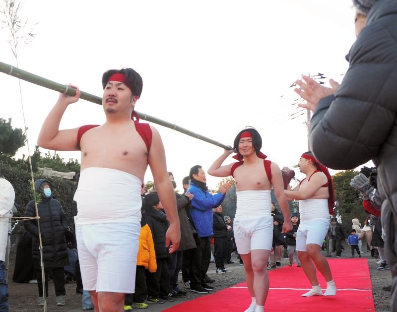 勇壮に厳寒の海へ　若者１５人「梵天立て」　五穀豊穣、大漁祈り　木更津