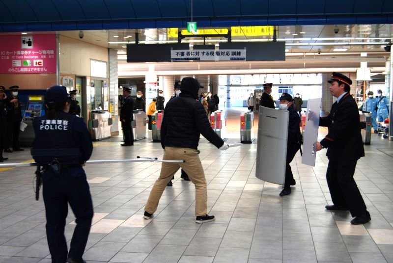訓練で犯人の制圧を試みる駅員と流山署員＝流山市の東武野田線流山おおたかの森駅