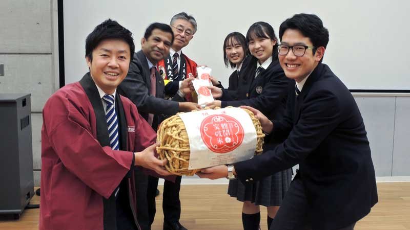 高校３年の受験生に「難関突破米」を贈った三条市の滝沢市長（手前左）ら＝柏市の芝浦工大柏高
