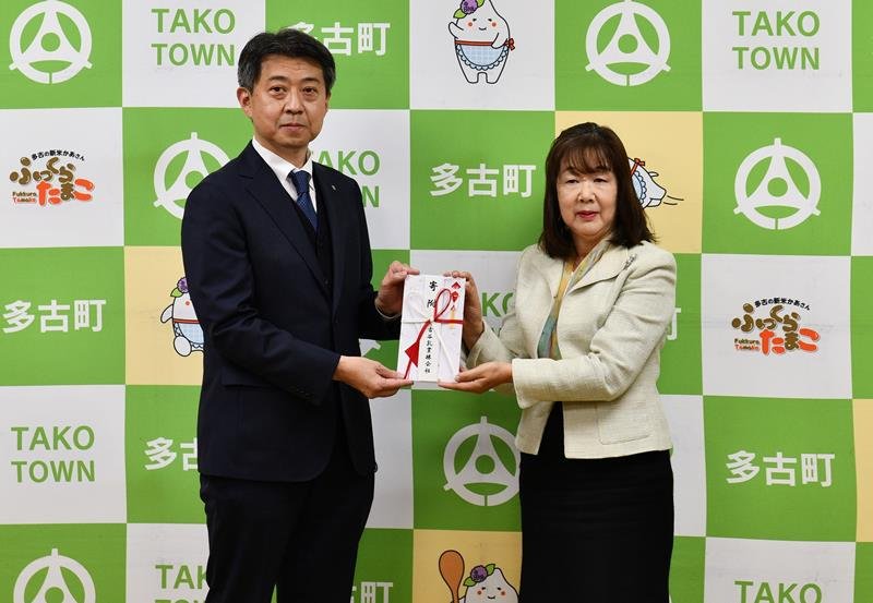 平山町長（右）に目録を手渡す古谷社長＝多古町役場
