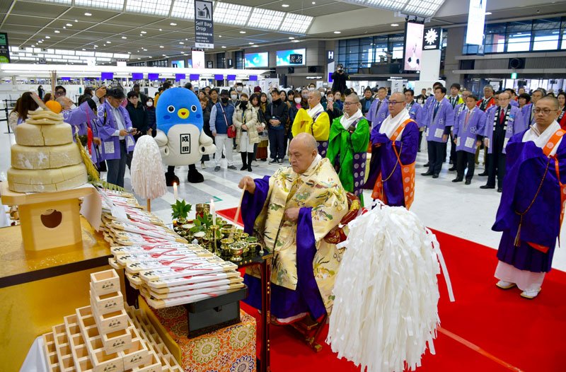 成田空港の１年間の安全運用を願う新春航空安全祈願祭の参加者と僧侶ら＝１日、成田市