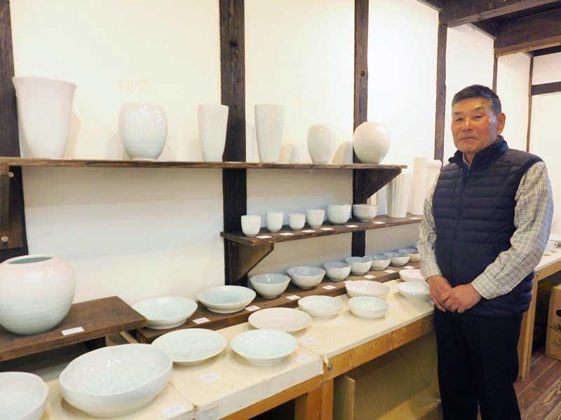 造形美と色合いにこだわった新作を披露する星野さん＝君津市
