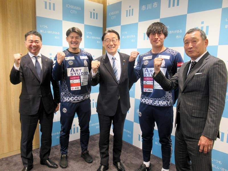 ２０２４年シーズンの報告に訪れたブリオベッカ浦安・市川の都並監督（右）ら。中央は田中市長＝１０日、市川市役所
