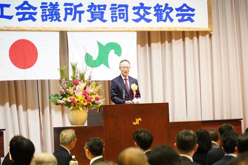 新年の抱負などを述べる岡田会頭＝１０日、銚子市
