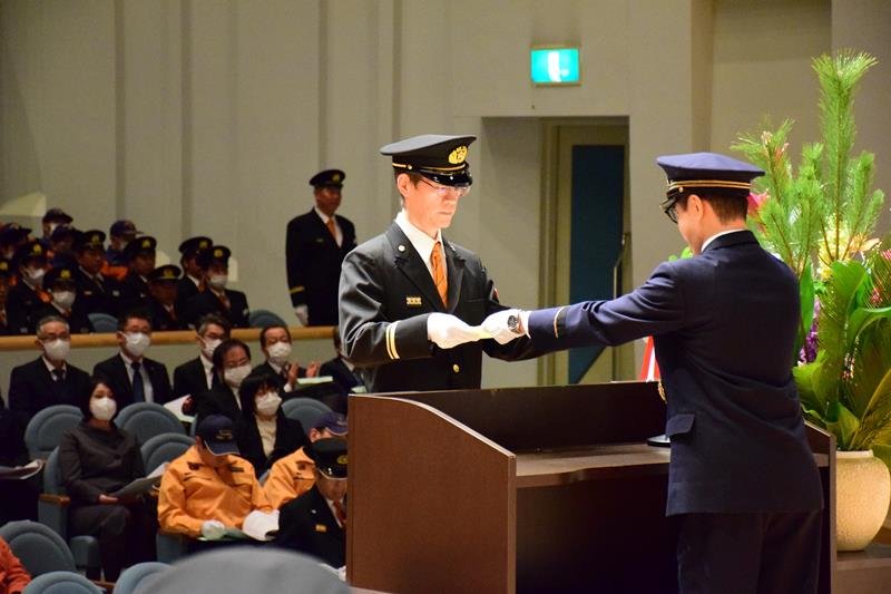 表彰される消防関係者＝１１日、長生村文化会館
