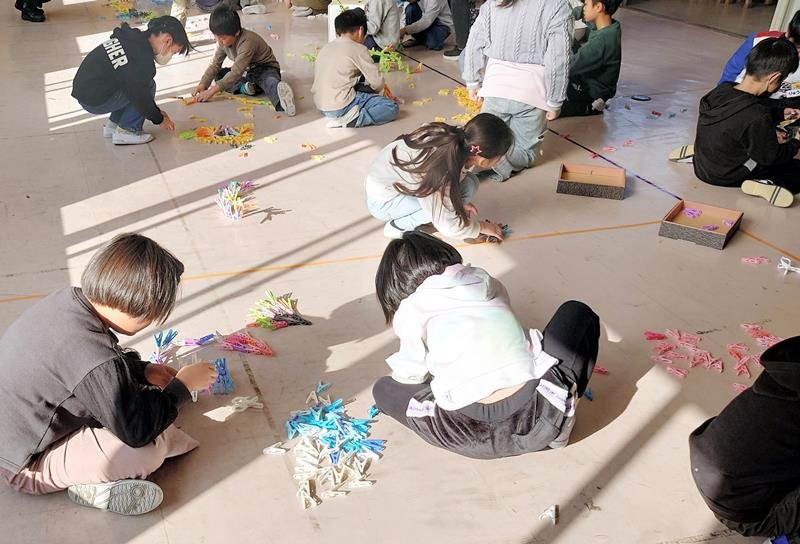 ２年生の交流授業で行われた洗濯ばさみによる造形遊び＝市原市の牛久小学校
