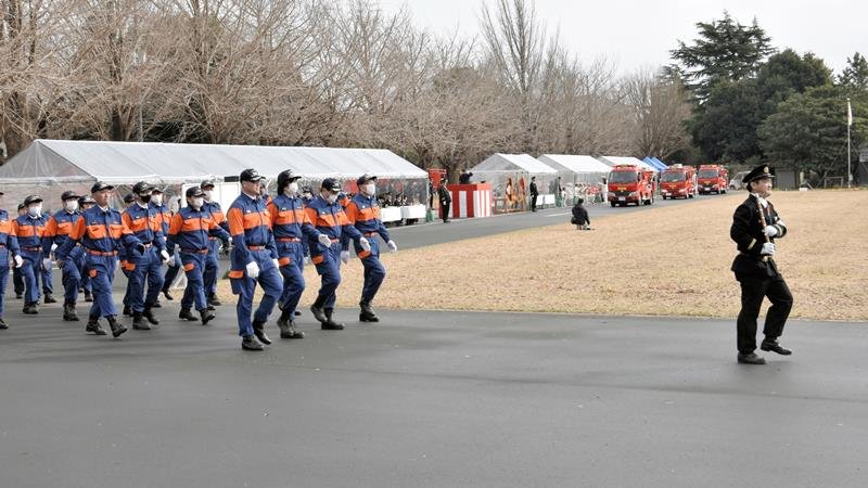 出初め式で披露された分列行進と車両行進＝１２日、佐倉市