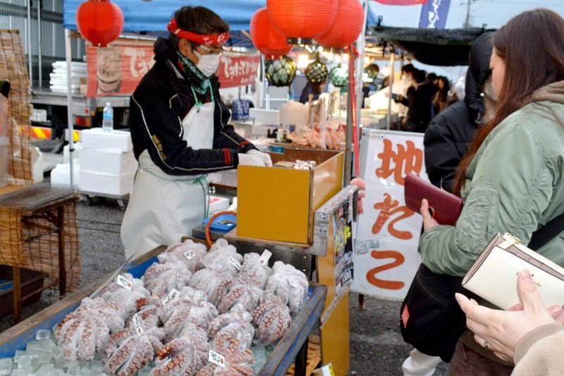 早朝から行列　大原漁港、旬の味覚に活況　地だこ・ふぐ祭り開幕　日曜朝市で４月まで