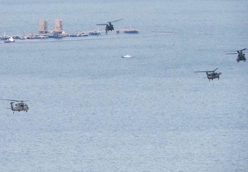 東京湾上空を編隊飛行する第１ヘリコプター団＝１６日、木更津市沖
