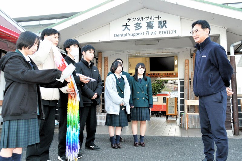 いすみ鉄道の脱線事故で早期運行再開へ「少しでも力になれば」と、県立大多喜高校の全校生徒３８０人が千羽鶴を制作し、同社の古竹孝一社長に手渡した＝１月１０日、大多喜町