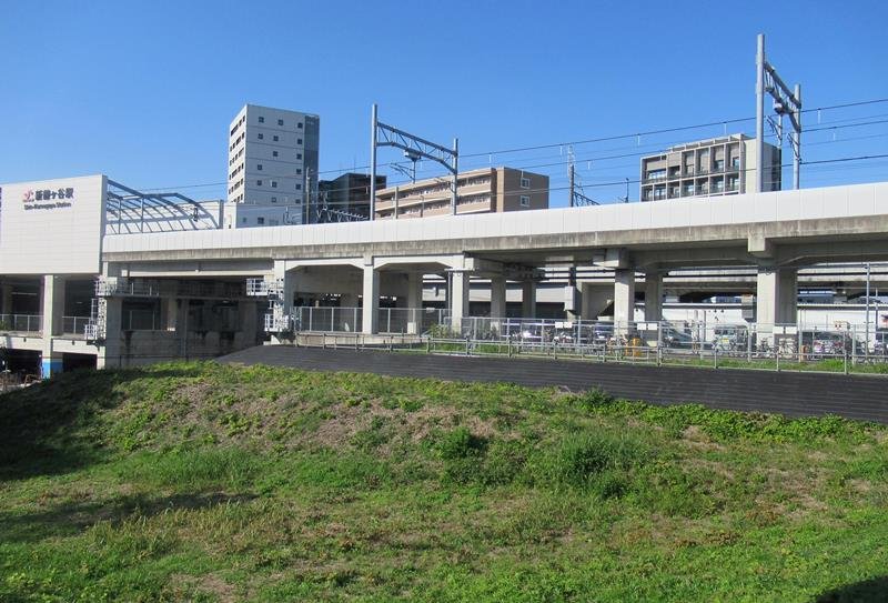開発企画案を募集中の鎌ケ谷市の土地。奥は新鎌ケ谷駅
