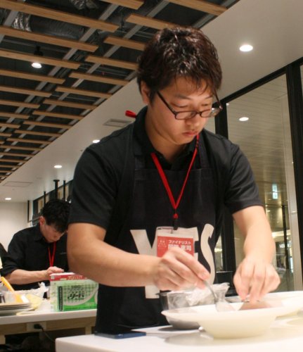 コンテストで調理する岡田さん＝千葉市中央区
