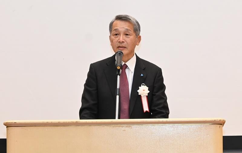 あいさつをする花島会長＝千葉市中央区
