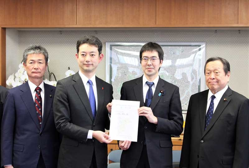 高見政務官（右から２人目）に要望書を手渡す熊谷知事（同３人目）＝２０日、国土交通省