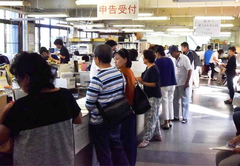２０１９年９月の房総半島台風で、館山市役所の窓口に罹災（りさい）証明書などの申請に訪れる住民ら