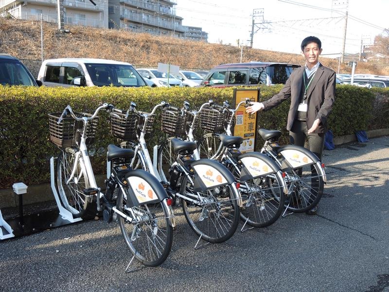 柏市役所敷地内に設置されたシェアサイクルのステーション＝２１日
