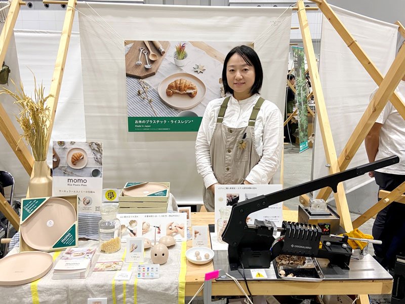 展示会に出展する眞鍋氏