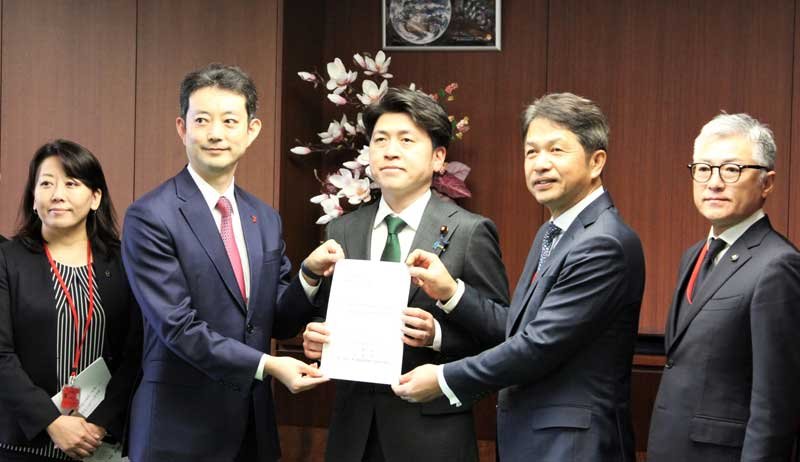 中野国交大臣（中央）に要望書を手渡す熊谷知事（左から２人目）＝２２日、国土交通省