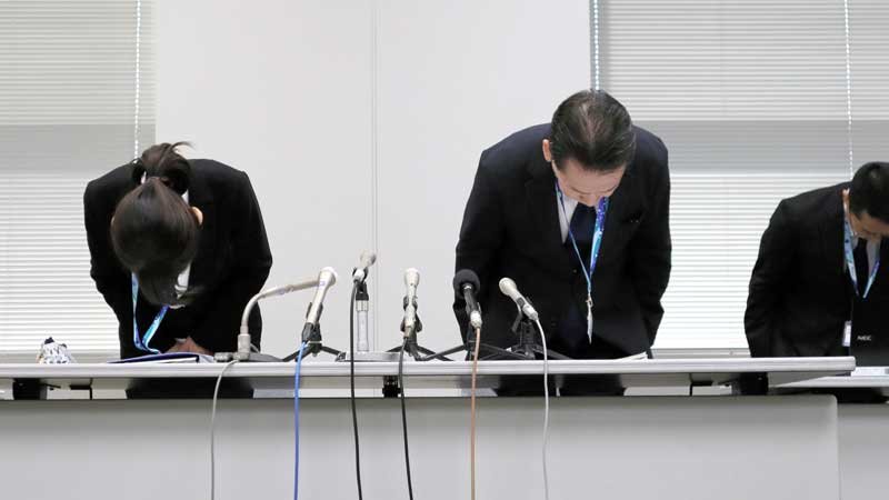 記者会見で謝罪する冨塚教育長（左）ら＝２２日、千葉県庁