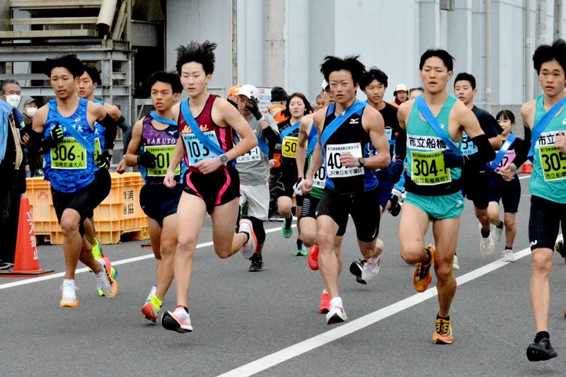 第５７回勝浦鳴海駅伝で一斉にスタートする選手たち＝勝浦市
