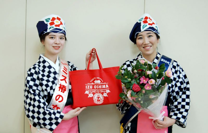 椿まつりをＰＲするミス大島のヤマシロ鈴美さん（右）とミス椿の女王の細谷瑛子さん＝２２日、千葉市中央区の千葉日報社