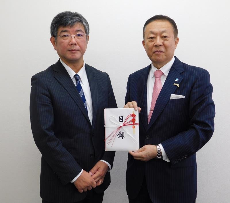 寄付金を持参した梶原等会長（右）と鈴木巧副会長
